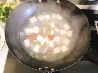 豆腐花哈汤,再盖上盖子焖至花蛤壳打开。