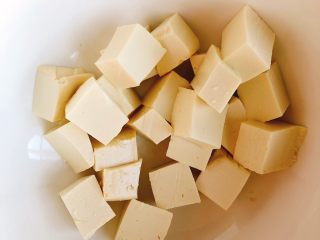 豆腐花哈汤,切成长宽约2～3厘米的小块状。