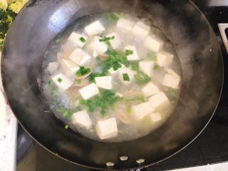 豆腐花哈汤,撒入葱花，煮20秒出锅。