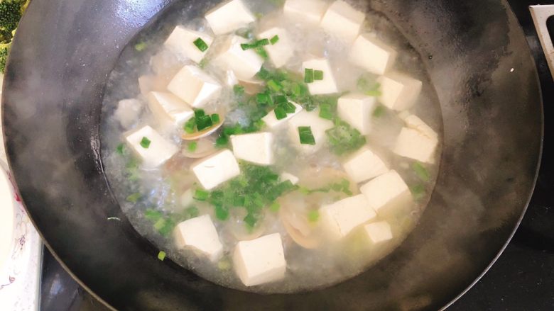 豆腐花哈汤,撒入葱花，煮20秒出锅。