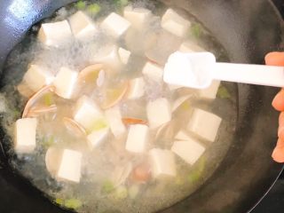 豆腐花哈汤,壳打开后，加入1勺盐、半勺味精。