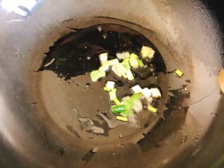 豆腐花哈汤,锅里倒入适量食用油，开大火，并放入葱白段炒香，约30秒。