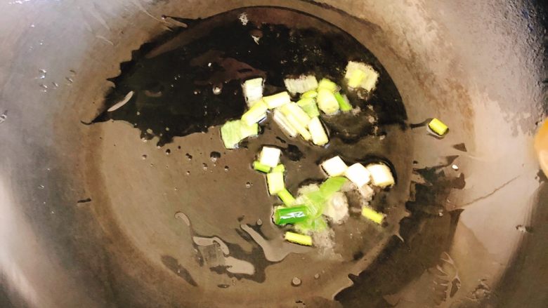 豆腐花哈汤,锅里倒入适量食用油，开大火，并放入葱白段炒香，约30秒。