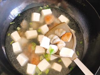 豆腐花哈汤,锅里水开1分钟后，倒入花蛤。