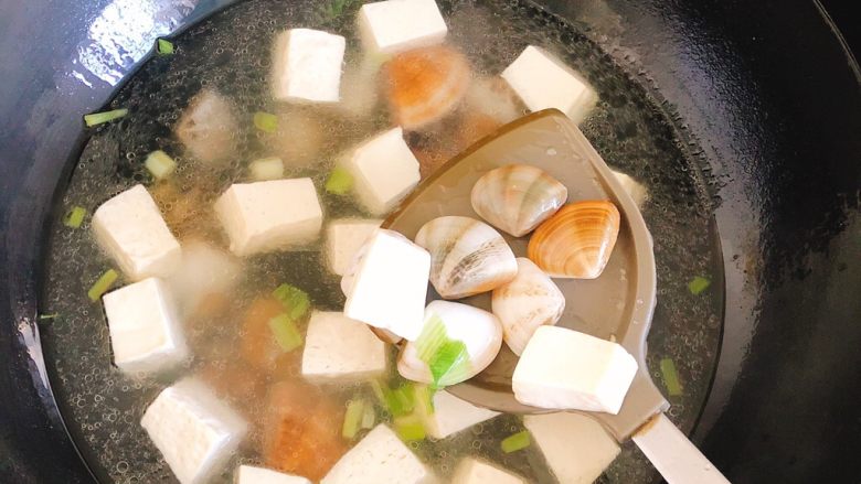 豆腐花哈汤,锅里水开1分钟后，倒入花蛤。