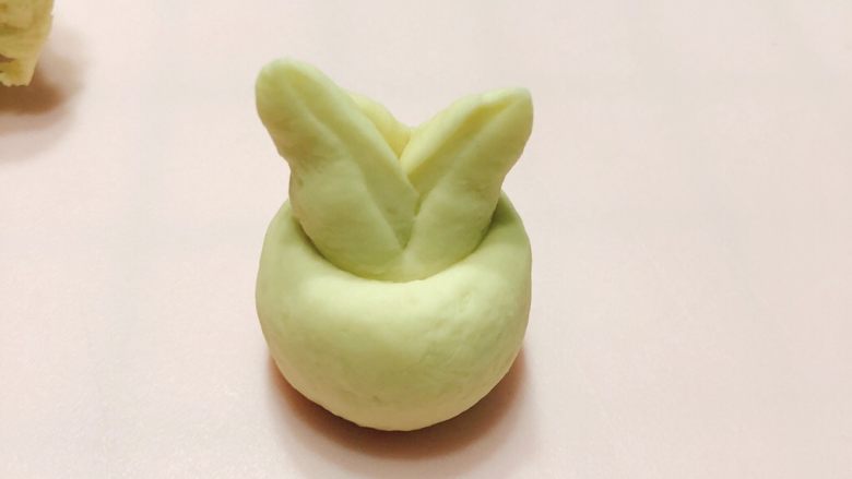 花样馒头-兔子、玫瑰形状,将两角捏到兔子耳朵后面，捏紧。