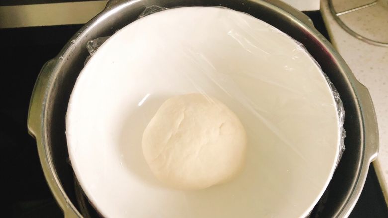 花样馒头-兔子、玫瑰形状,将面团放到干净的碗里，包上保鲜膜，放入装有温水的锅中，盖上锅盖发酵2个半-3小时。（天气冷的话，锅里的温水容易凉，要多次换水）
