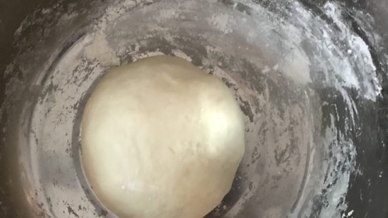 椰丝馒头,将步骤1和2素材混入一起，揉啊揉，揉好待面粉团自然发酵。发酵两倍大小后醒面。醒面后把面团用擀面杖擀平。