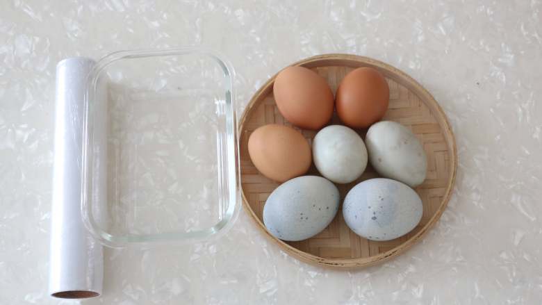三色蒸蛋,准备所有食材，<a style='color:red;display:inline-block;' href='/shicai/ 9'>鸡蛋</a>的数量根据自己家里的人口而调整。