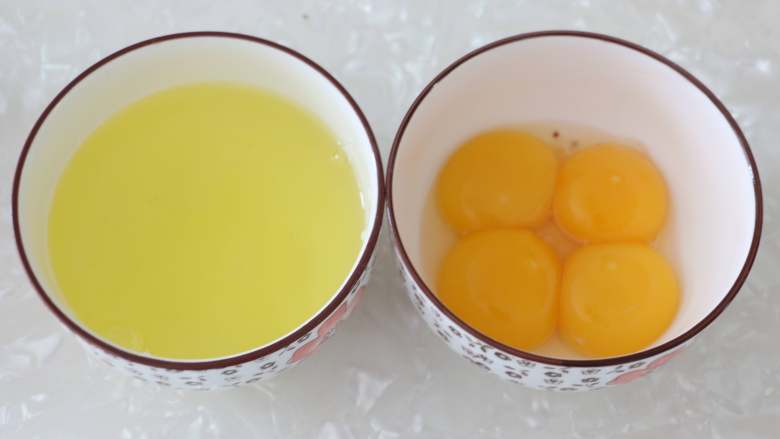 三色蒸蛋,首先先将鸡蛋蛋黄、蛋清分离出来。