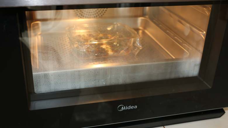 三色蒸蛋,蒸烤箱水盒中加满水，选择纯蒸功能，将保鲜盒放入蒸烤箱中，蒸15分钟左右。