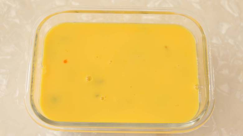 三色蒸蛋,鸡蛋黄中加入等量的水，搅拌均匀,倒入蒸好的鸡蛋中。

