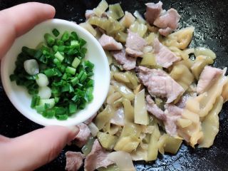 十味  咸菜炒瘦肉,最后加入切小的葱