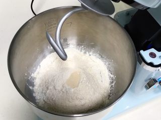 牛奶炼乳蔓越莓软欧,把除黄油外的食材放入厨师机搅拌桶内。