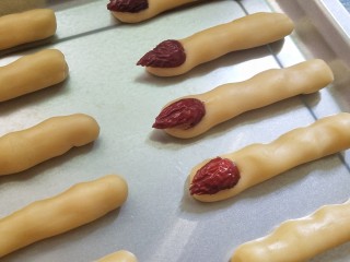 女巫手指饼干,在一端接上一颗用红枣剪成的指甲，稍稍压扁