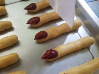 女巫手指饼干,在手指指节位置，用刮刀压两道印