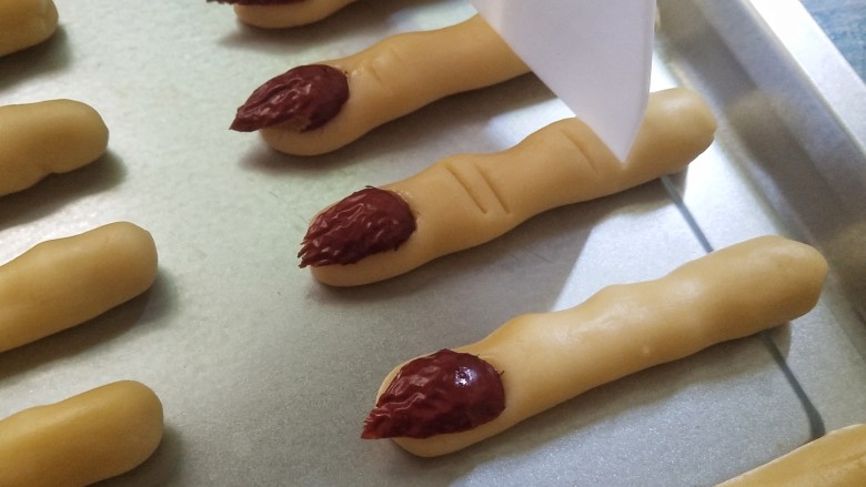 女巫手指饼干,在手指指节位置，用刮刀压两道印