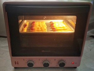 女巫手指饼干,烤箱预热170°，中层上下温烤20分钟。