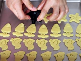 卡通黄油饼干,同样的方法，可以用不同的模具做不同样子的卡通饼干，此时烤箱就可以开始预热了
tips：做这款饼干，模具是必备的