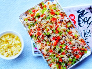 美食丨膏蟹焗饭 鲜香弥漫 垂涎何止三尺！,烤盘中铺上锡纸，把炒好的米饭倒入烤盘中。