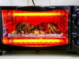 美食丨膏蟹焗饭 鲜香弥漫 垂涎何止三尺！,预热烤箱200℃，待烤箱预热好后放入大闸蟹，烤15分钟左右，大闸蟹变红就可以出箱了。