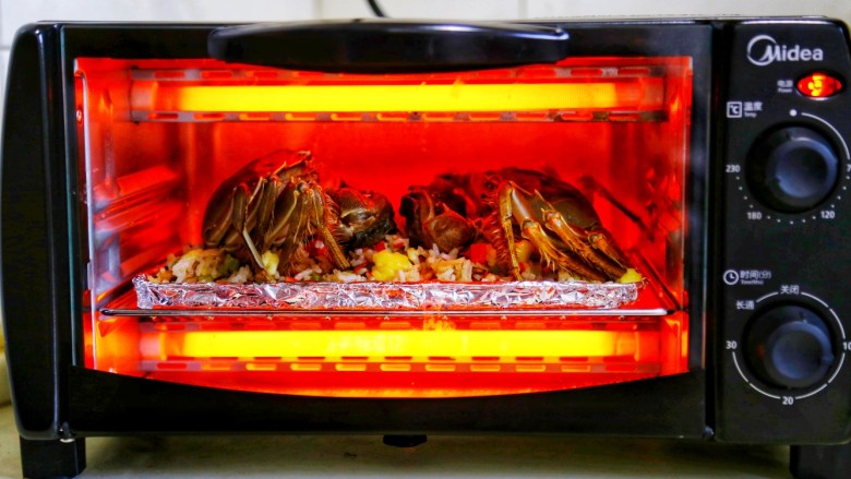 美食丨膏蟹焗饭 鲜香弥漫 垂涎何止三尺！,预热烤箱200℃，待烤箱预热好后放入大闸蟹，烤15分钟左右，大闸蟹变红就可以出箱了。
