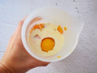 奶香南瓜派,加入纯牛奶、炼乳、鸡蛋，打成泥
