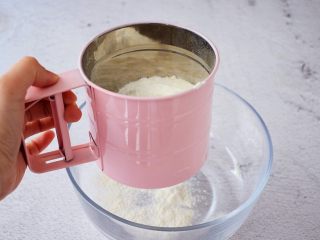 奶香南瓜派,先制作派皮，低筋面粉过筛