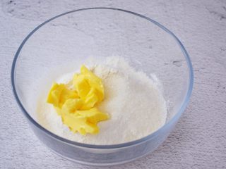 奶香南瓜派,加入细砂糖，再加入提前软化的黄油