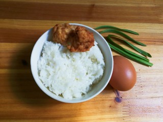 十味  青蒜肉圆佛手瓜蛋炒饭,准备好食材：一碗米饭，一只鸡蛋，两个肉圆，少许青蒜