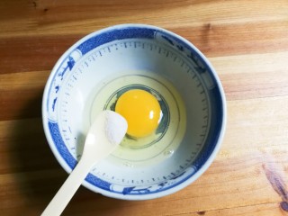 十味  青蒜肉圆佛手瓜蛋炒饭,鸡蛋打入碗中放入四分之一小勺盐