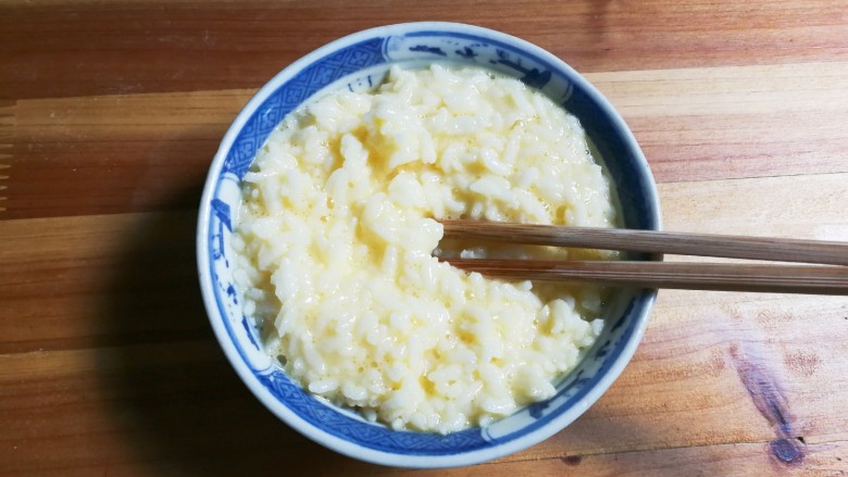 十味  青蒜肉圆佛手瓜蛋炒饭,放入米饭拌匀
