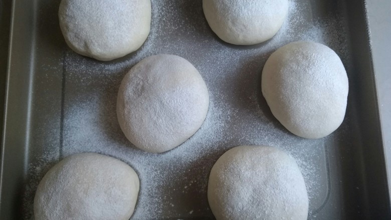 熔岩面包,在发酵好的面包胚表面筛上面粉。