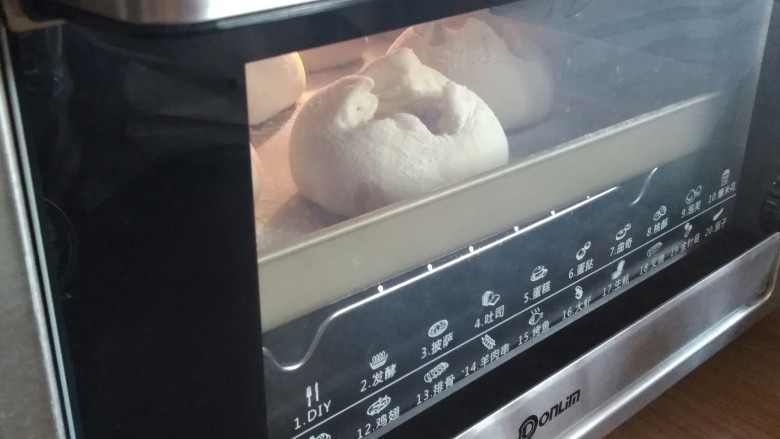 熔岩面包,放入预热到180度的烤箱中下层烘烤18分钟左右。