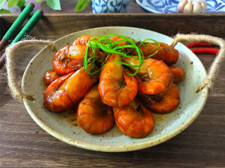 家常红烧大虾,出锅前撒上葱花，营养丰富，味道鲜美的油焖大虾就可以吃了。