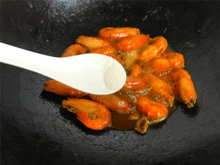 家常红烧大虾,煮开后，等汤汁稍收干，加适量糖 调下味即可。