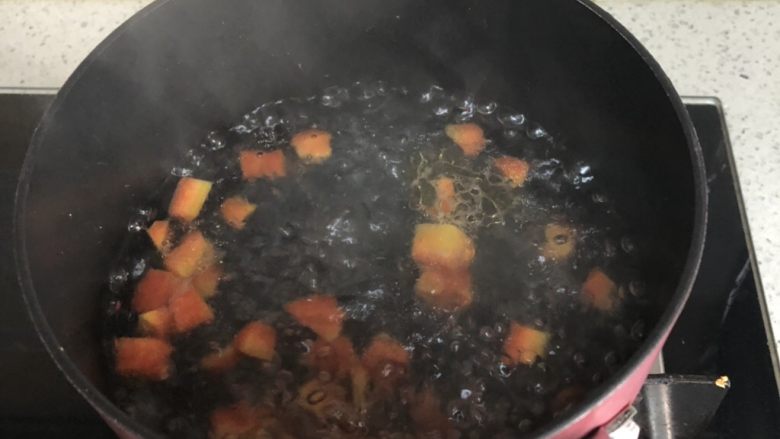 咖喱玉米烩,锅中放入水烧开后倒入胡萝