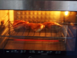 十味 脆皮香蒜烤鸡排,将烤箱上下管调至200度，预热10分钟，放入煎过的鸡排，烤30分钟。