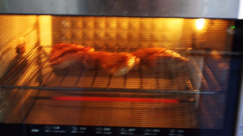 十味 脆皮香蒜烤鸡排,将烤箱上下管调至200度，预热10分钟，放入煎过的鸡排，烤30分钟。