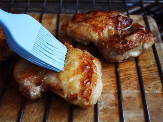 十味 脆皮香蒜烤鸡排,从烤箱里拿出来后，在鸡排的两面刷一层薄薄的蜂蜜水。