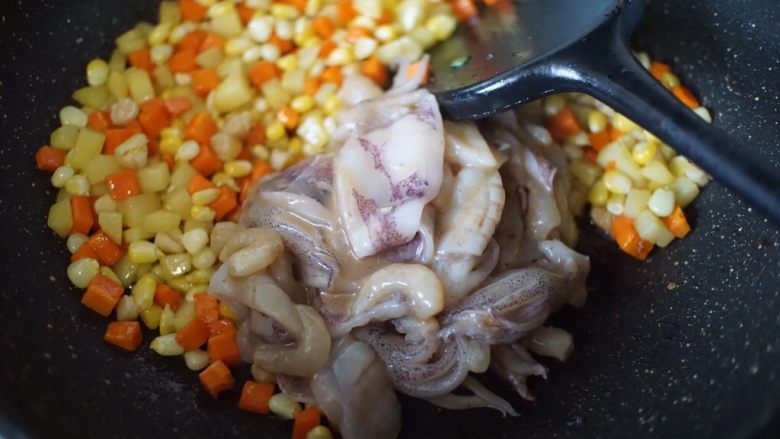 十味 沙茶海鲜炒饭,再放入腌制好的鱿鱼和虾仁爆炒