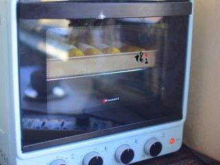 南瓜排包,烤箱预热180度，中层，上下火烤20分钟