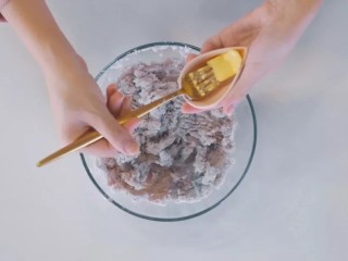 芋泥吐司,趁热加入黄油和糖拌匀。