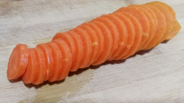 牛肉炒花菜胡萝卜,萝卜一根切成均匀的圆片。