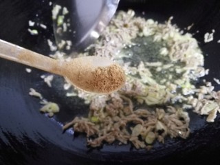 牛肉丝炒油豆皮,肉丝炒熟后放半勺13香。