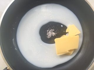 萌粉酥皮泡芙,锅内加入牛奶、黄油跟一小撮盐