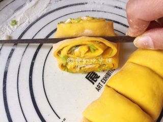 葱油南瓜花卷,中间用筷子，用力压一下