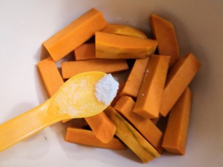 十味   香酥南瓜条,把切好的南瓜条装入盆里，加一点点盐，搅拌均匀。