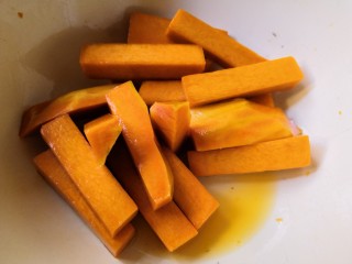 十味   香酥南瓜条,腌制15分钟左右至出一点点水。