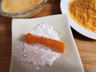 十味   香酥南瓜条,把南瓜条放入玉米淀粉中，让南瓜条均匀的裹上淀粉。